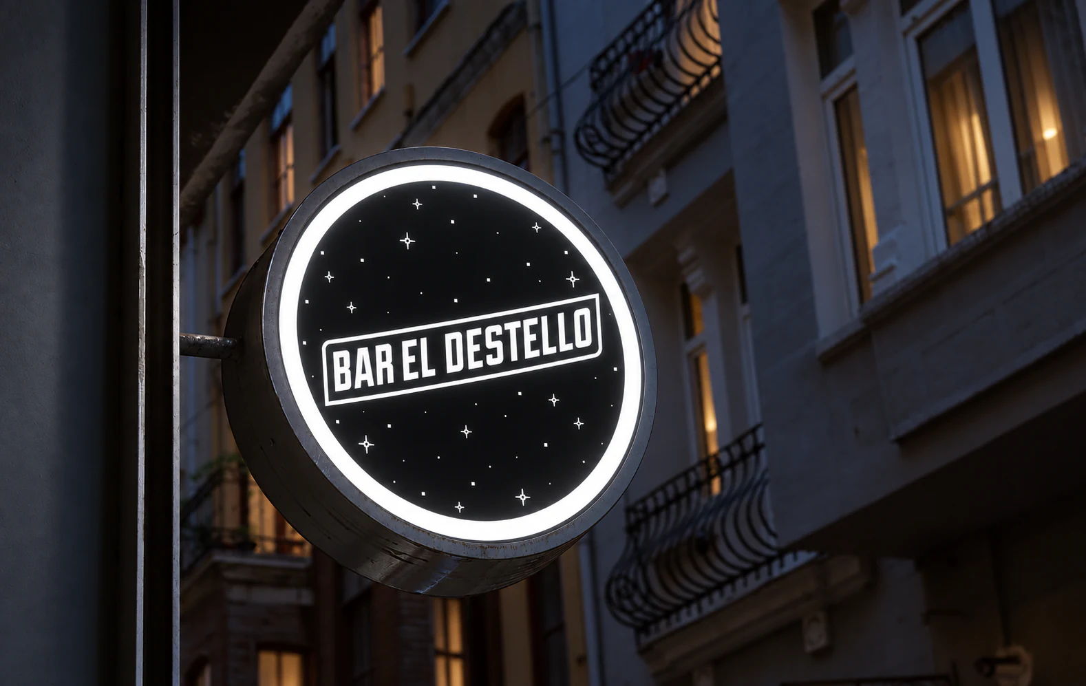 Bar El Destello — cartel circular iluminado con el logotipo en una escena nocturna