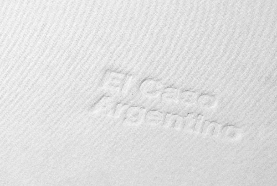 El Caso Argentino — Detalle del título en relieve sobre la cubierta